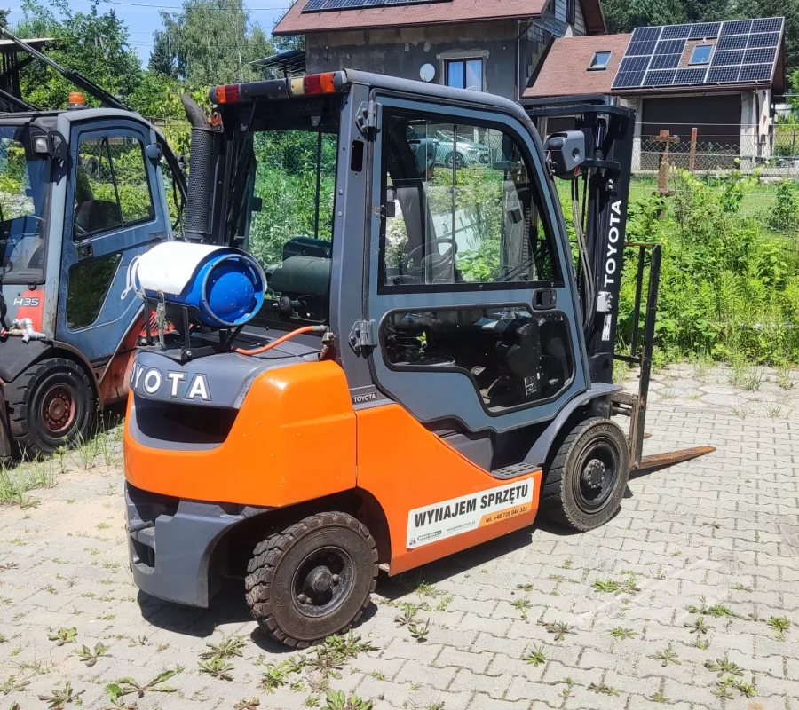 Toyota 02-8FGF20 seria 8FGF – zwrotny wózek LPG do magazynu, wynajem Małopolska i Śląsk